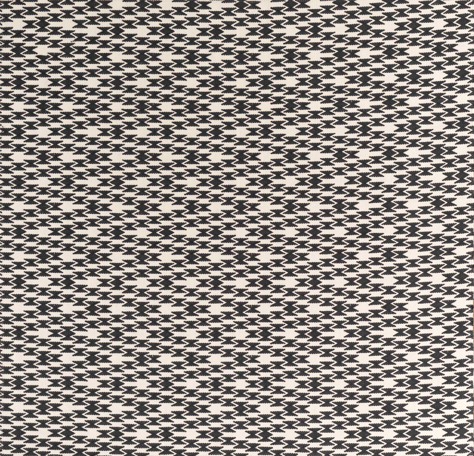 Woven fabric with geometric pattern in  black and white 