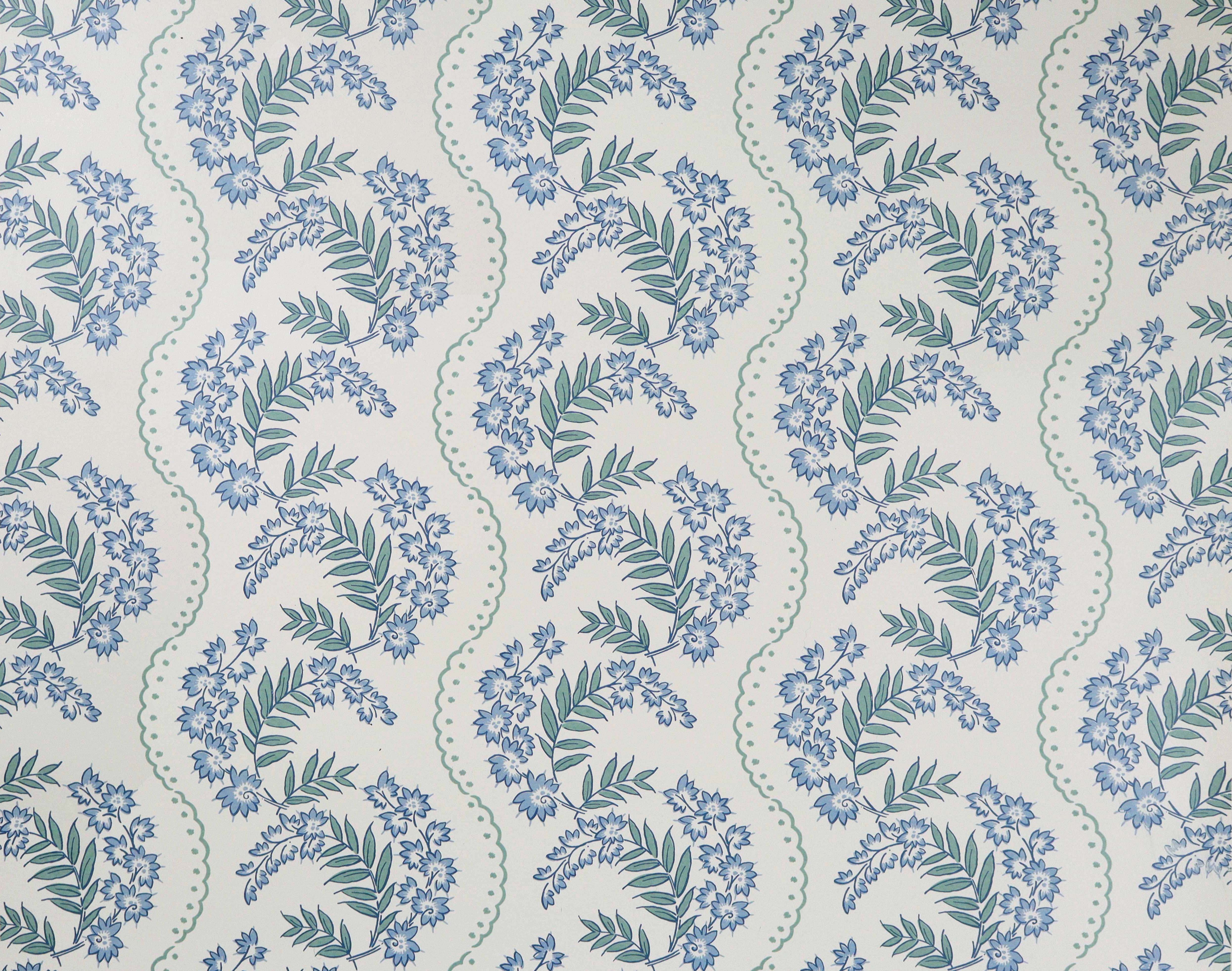 Wallpaper with floral pattern with scrolling stripes in shades of blue. 